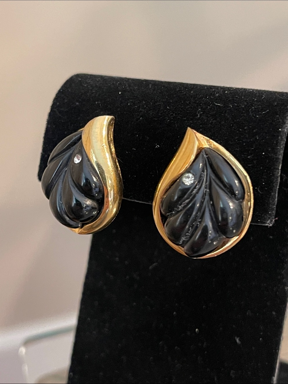1980’s Givenchy Couture Faux Black Onyx Lucite Gold Plated Leaf Clip Earrings - Picture 4 of 17